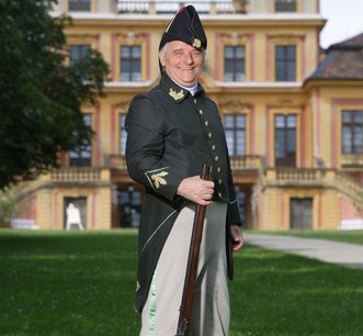 Der „königliche Leibbüchsenspanner“ alias Claus Bittner vor Schloss Favorite Ludwigsburg