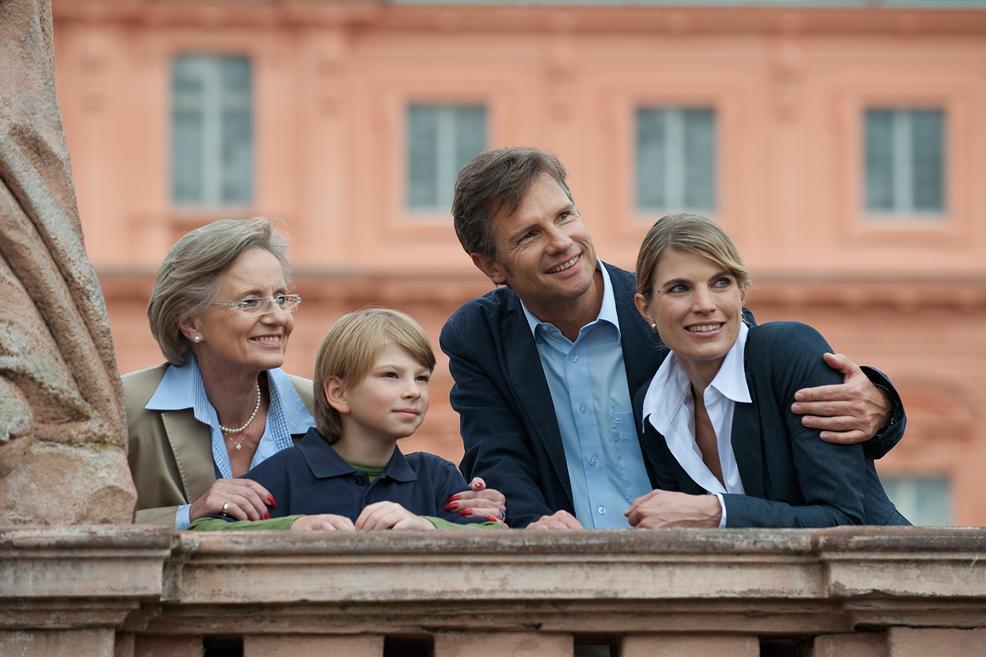 Familie bei Schlossbesichtigung