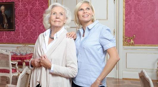 Zwei Damen bei Schlossbesichtigung