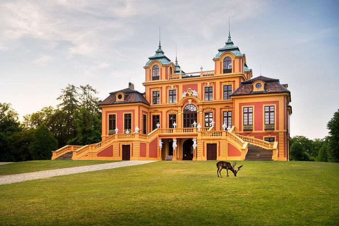 Schloss Favorite Ludwigsburg, Außenfassade mit Hirsch im Vordergrund