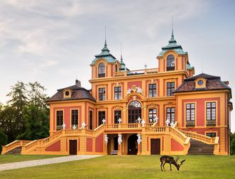 Schloss Favorite Ludwigsburg, Außenfassade mit Hirsch im Vordergrund