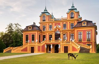 Schloss Favorite Ludwigsburg, Außenfassade mit Hirsch im Vordergrund