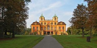 Schloss Favorite Ludwigsburg von Süden am Ende der Hauptachse.