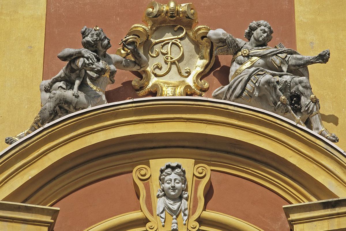 Königliches Signum und Steinskulpturen am Portal von Schloss Favorite Ludwigsburg